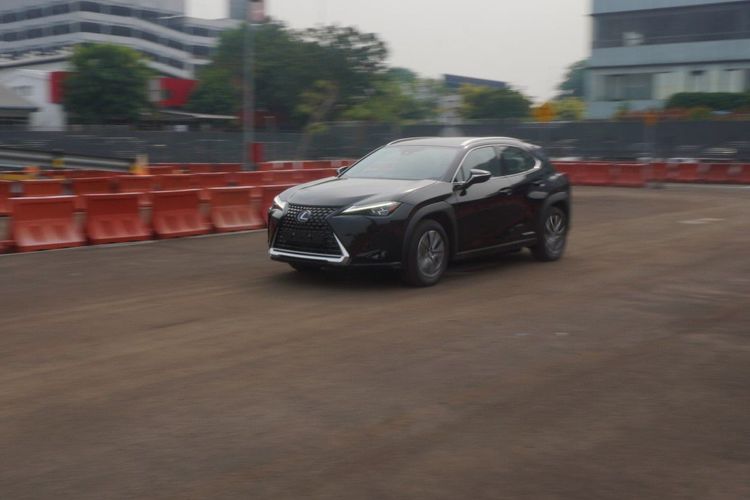 Toyota Indonesia memperkenalkan lebih jauh mengenai produk kendaraan bermotor roda empat listrik murni Lexus UX 300e yang jadi official car partner di Konferensi Tingkat Tinggi (KTT) G20 ke perwakilan Pasukan Pengamanan Presiden (Paspampres), Senin (10/10/2022).