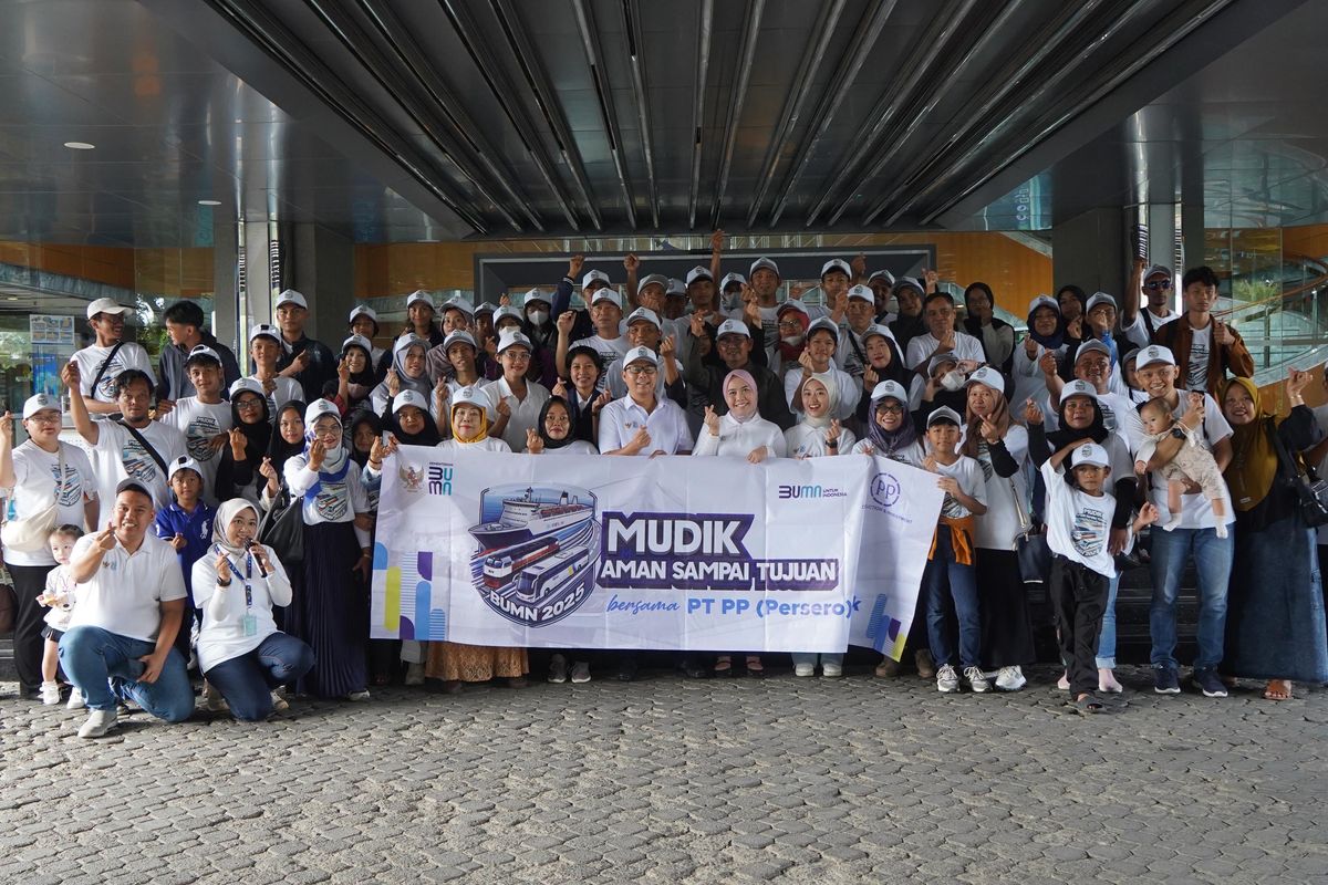 Peserta Mudik Gratis BUMN 2025 bersama PTPP bersiap diberangkatkan dari Kantor Pusat PTPP, Jakarta, menuju berbagai kota di Jawa dan Sumatra.