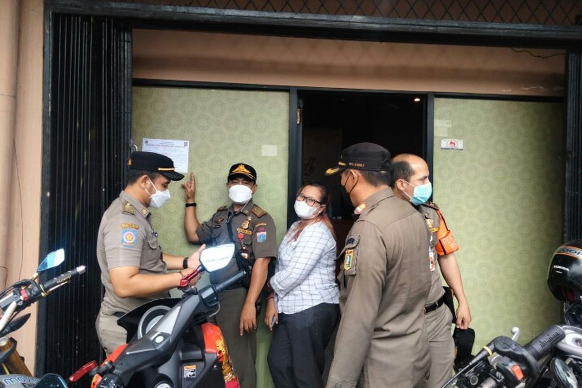 Griya pijat atau spa Caramel yang berada di Jalan Tebet Utara, Jakarta Selatan, disegel oleh Satuan Polisi Pamong Praja karena beroperasai saat PPKM.