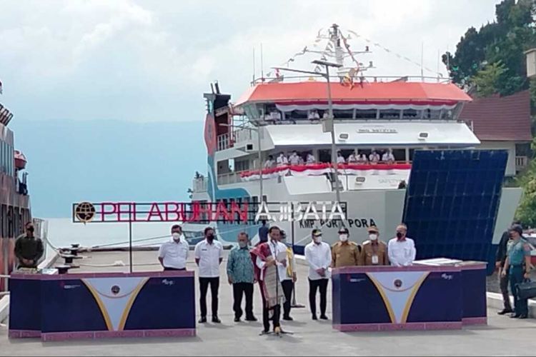 Presiden Jokowi meresmikannya 7 pelabuhan dan 4 Kapal Motor Penyeberangan (KMP) di Pelabuhan Ajibata, Kecamatan Ajibata, Kabupaten Toba, Rabu (2/2/2022).