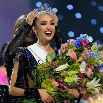 Miss USA R'Bonney Gabriel dinobatkan sebagai Miss Universe di putaran final kontes kecantikan Miss Universe ke-71, di New Orleans, Sabtu (14/12/2023).