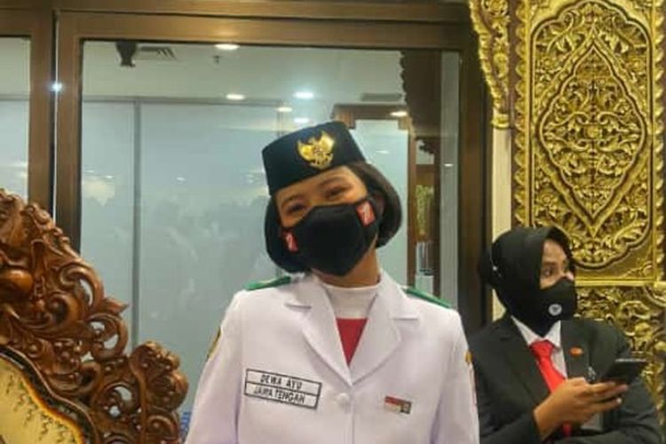  I Dewa Ayu Firsty Meita Dewanggi siswi kelas XI MIPA 7 SMA Negeri 2 Kudus, Jawa Tengah terpilih sebagai petugas pembawa bendera Pusaka Merah Putih dalam upacara peringatan kemerdekaan ke-77 di Istana Negara Jakarta, Rabu (17/8/2022).
