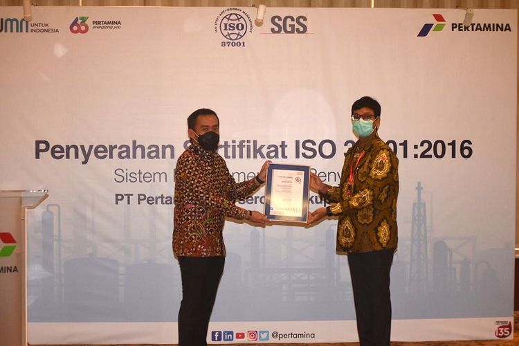 Corporate Secretary Pertamina Brahmantya S. Poerwadi menerima Sertifikat ISO 37001:2016 Sistem Manajemen Anti Penyuapan yang diserahkan langsung oleh Presiden Direktur PT SGS Indonesia Shashibhushan Jogani di Executive Lounge, Pertamina Pusat, Jakarta pada Selasa (4/5). Sertifikat ini diberikan untuk lingkup Korporat PT Pertamina Persero.