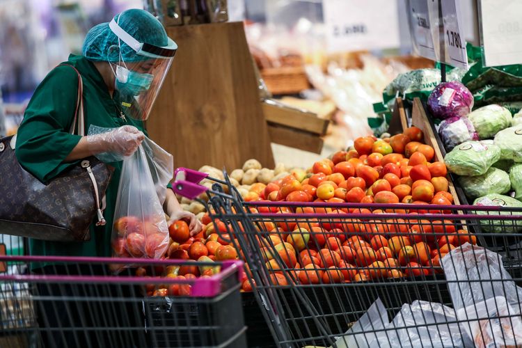 Pembeli menggunakan masker saat belanja kebutuhan pokok di supermarket AEON Mal Serpong, Tangerang, Banten, Selasa (26/5/2020).  Pemerintah Indonesia bersiap menerapkan tatanan baru (new normal) dalam waktu dekat. Salah satunya dengan mulai membuka pusat perbelanjaan secara bertahap di bulan Juni mendatang.