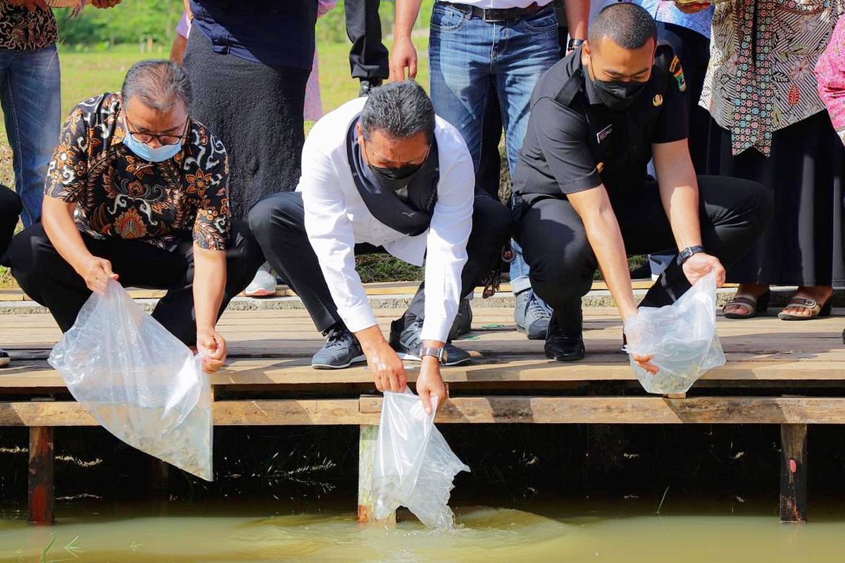 Menteri Kelautan dan Perikanan (KP) Sakti Wahyu Trenggono saat memberikan bantuan benih ikan dalam acara peresmian Kampung Ikan Gurami BIMA di Nagari Suliki, Kecamatan Suliki, Kabupaten Limapuluh Kota, Provinsi Sumatera Barat (Sumbar), pada Kamis (3/6/2021).