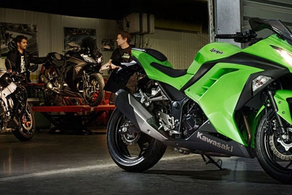 Secara tampilan sama persis dengan Kawasaki Ninja 250, bedanya ada di kapasitas silinder dan komponen ABS.