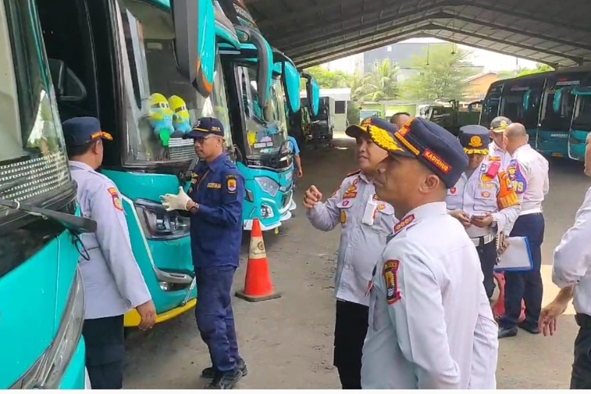 Sejumlah petugas Dinas Perhubungan dan Satnarkoba Polresta Cirebon melakukan pemeriksaan di sejumlah PO bus, Senin (1/4/2024) siang. Mereka menyita sejumlah klakson modifikasi berupa terompet telolet dan basuri karena dinilai berpotensi membayangkan banyak warga.