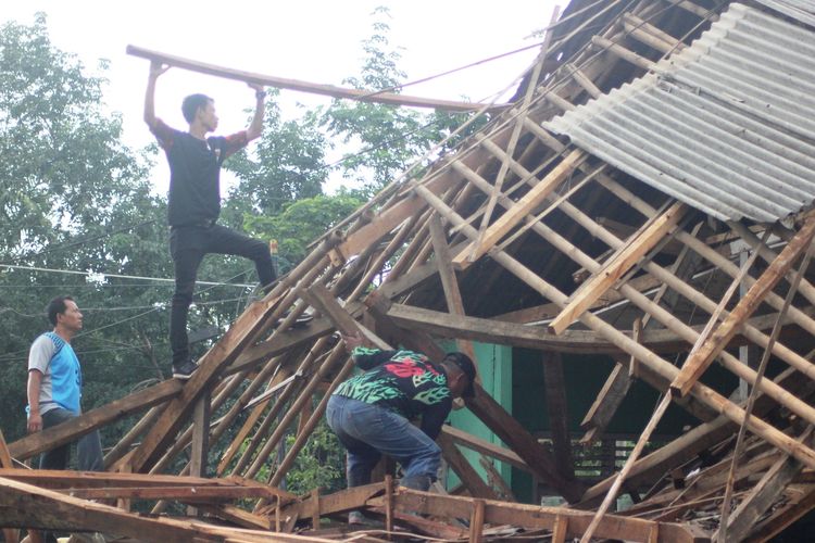 Warga bergotong-royong membersihkan puing-puing bangunan madrasah diniyah di wilayah Cibeber, Kabupaten Cianjur, Jawa Barat, yang ambruk akibat hujan lebat disertai angin kencang.