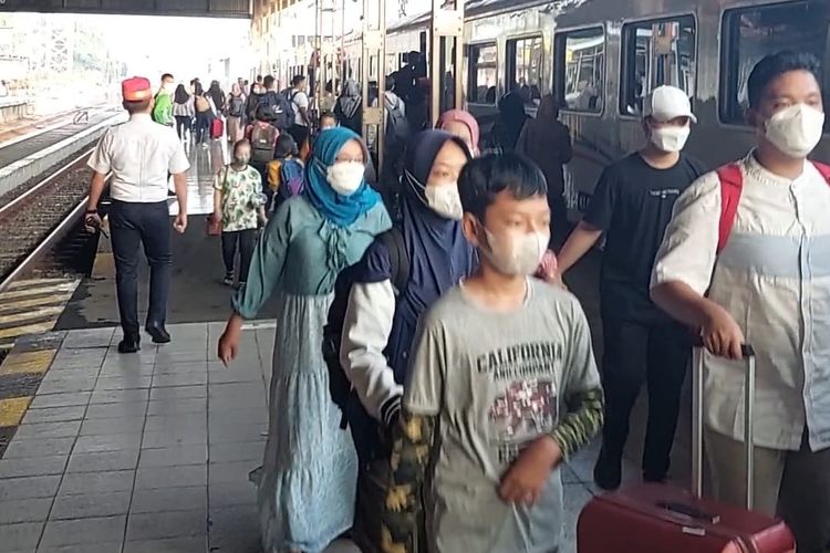NAIK KERETA--Calon penumpang hendak naik kereta api di Stasiun Madiun, Kota Madiun, Jawa Timur, Kamis (7/7/2022). Selama masa liburan sekolah PT Kereta Api Indonesia (Persero) Daop 7 Madiun mencatat melayani 181.818 penumpang mulai dari 20 Juni – 6 Juli 2022. 