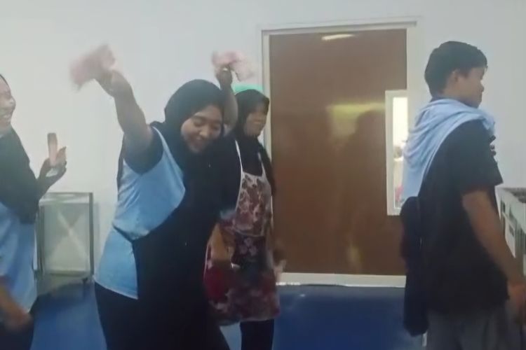 Viral, Video Pegawai SPPG di Sumenep Karaoke dan Tabur Uang di Dalam Dapur