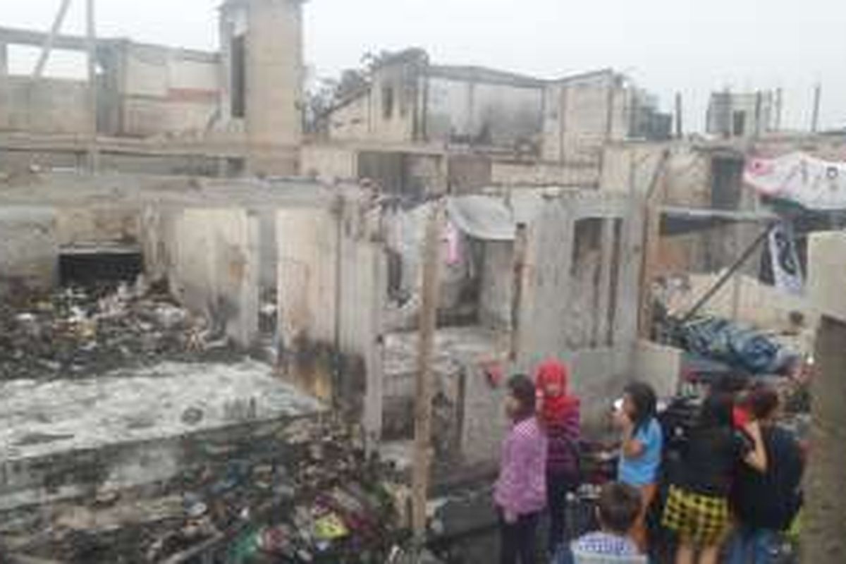 Kebakaran menghanguskan ratusan rumah warga di Kelurahan Kapuk Muara, Jakarta Utara, Kamis (17/11/2016). Sebanyak 211 kepala keluarga bertahan di atas puing reruntuhan rumah mereka serta posko yang didirikan, Jumat (18/11/2016).
