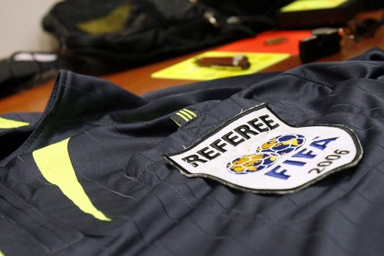 Ilustrasi foto yang baju wasit utama sepak bola di ruang ganti. Artikel ini menyajikan wasit termuda dan tertua di Piala Dunia.
AFP PHOTO FRANCK FIFE (Photo by FRANCK FIFE / AFP)