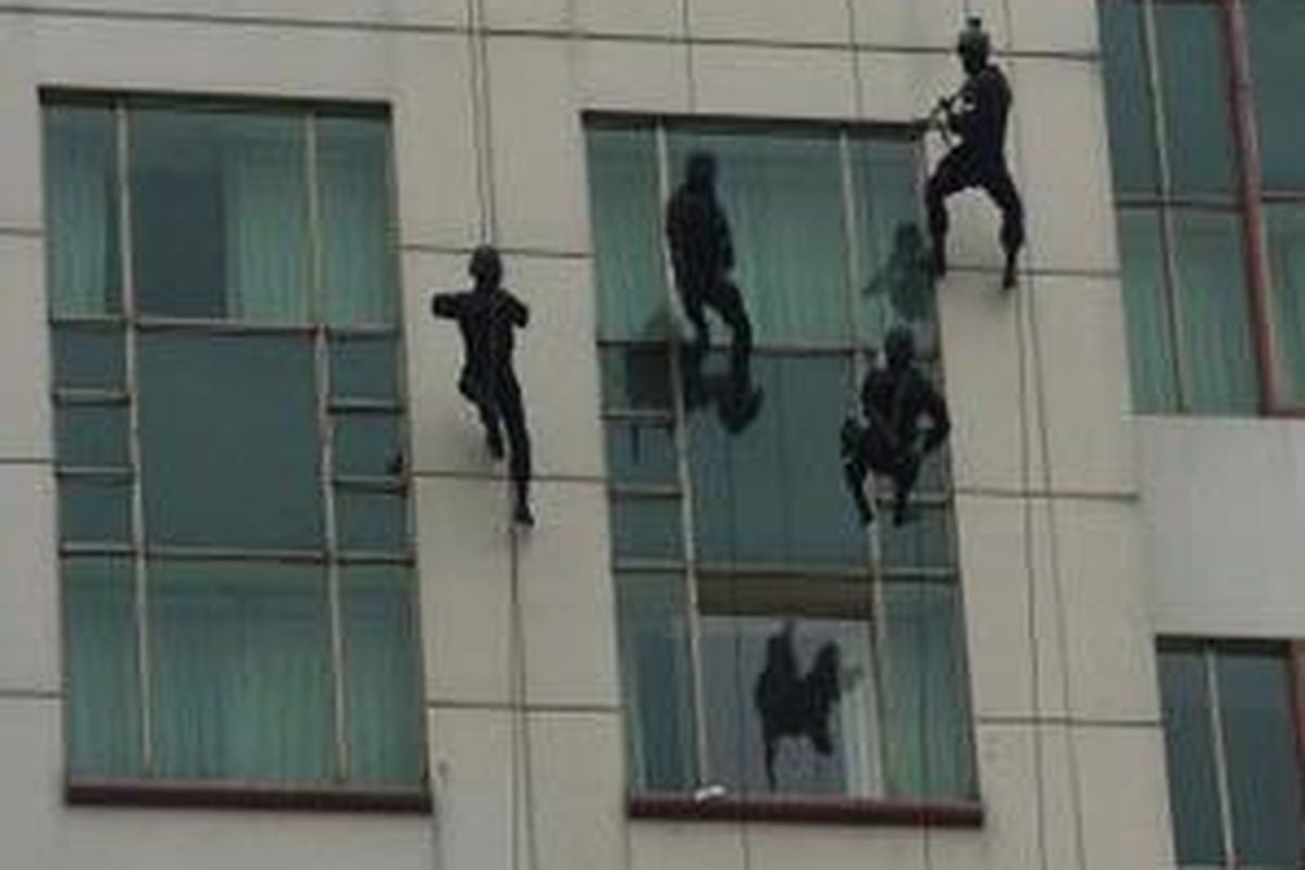 Simulasi Penanggulangan Terorisme - Pasukan Raider TNI AD Kodam V Brawijaya turun dari helikopter dan merayap di dinding Hotel Sheraton Surabaya untuk menyelamatkan sandera dalam latihan gabungan TNI- Polri untuk penanggulangan terorisme, Minggu (21/12). Simulasi dilakukan serentak di tiga lokasi lainnya yaitu Hotel JW Marriot, Hotel Shang-ri La, dan Bandara Internasional Juanda. 