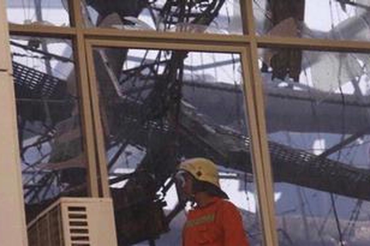 Petugas pemadam kebakaran melakukan pembasahan di lokasi kebakaran di Gedung Sekertaris Negara di Kompleks Istana Negara, Jakarta Pusat, Kamis (21/3/2013).