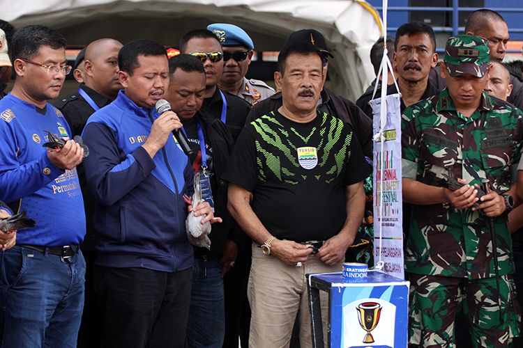 Manajer Persib Bandung, Umuh Muchtar saat melakukan doa bersama sebelum laga Piala Indonesia antara Persib dengan Persiwa, di Stadion Si Jalak Harupat, Kabupaten Bandung, beberapa waktu lalu. (KOMPAS.com/SEPTIAN NUGRAHA) 