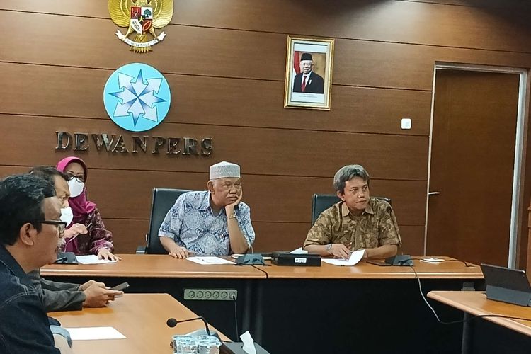 Ketia Dewan Pers Azimardi Azra (berkopiah) saat konferensi pers sikap Dewan Pers terhadap RKUHP di Gedung Dewan Pers, Gambir Jakarta Pusat, Jumat (15/7/2022).