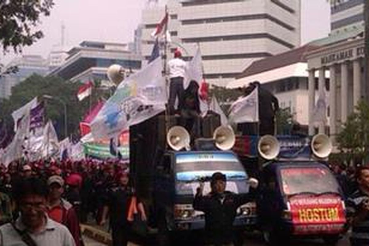 Tolak Outsourcing, 50 Ribu Buruh Aksi di Istana