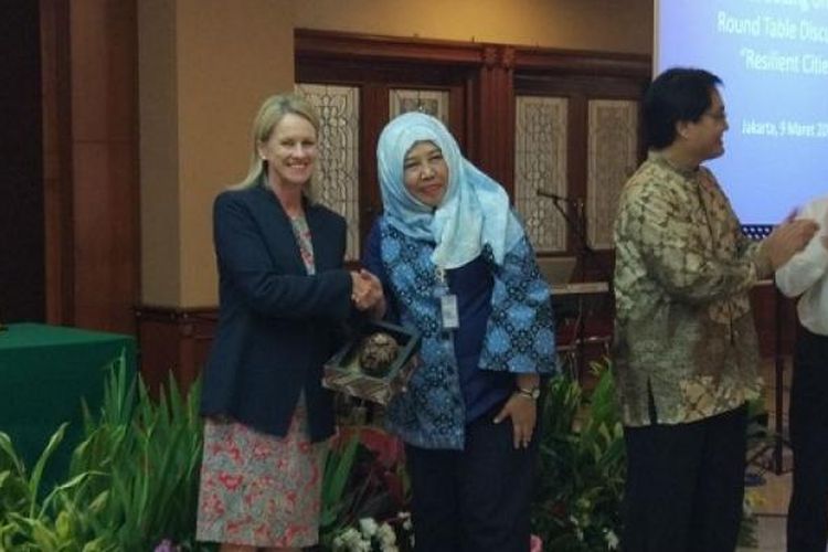 Menteri Pengembangan Wilayah Australia Fiona Nash dan Sekretaris Jenderal Kementerian Pekerjaan Umum dan Perumahan Rakyat (PUPR) Anita Firmanti saat  