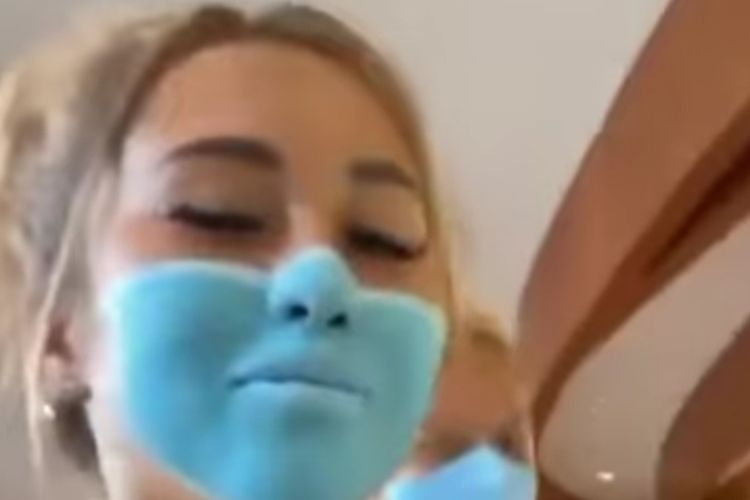 A screen shot of a foreign tourist who painted a bogus mask on her face