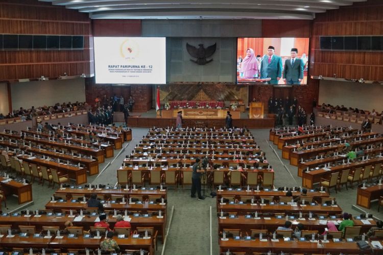 Rapat Paripurna Ke-12 Masa Persidangan III DPR, di Kompleks Parlemen, Senayan, Jakarta, Rabu (13/2/2019).