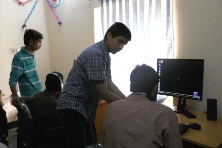 Srikanth Bolla saat bekerja di Pusat Pelatihan Komputer Samanvai untuk siswa penyandang disabilitas ganda.
