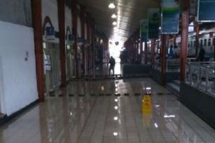 Ruang tunggu penumpang yang ada di dalam stasiun Tawang tergenang banjir setinggi 30 sentimeter, Jumat (13/2/2015).