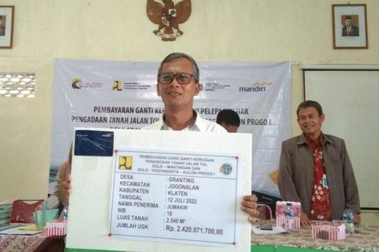 Jumakir (56) saat berfoto disela-sela pembayaran UGR tol Yogyakarta-Solo di Desa Grinting, Kecamatan Jogonalan, Kabupaten Klaten, Selasa (12/7/2022). 