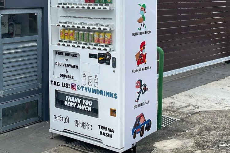 Vending machine minuman gratis yang ditaruh Eric Chiam, CEO sebuah perusahaan medis di Singapura, untuk para driver ojek online, kurir, pemulung, dan orang-orang yang membutuhkan.