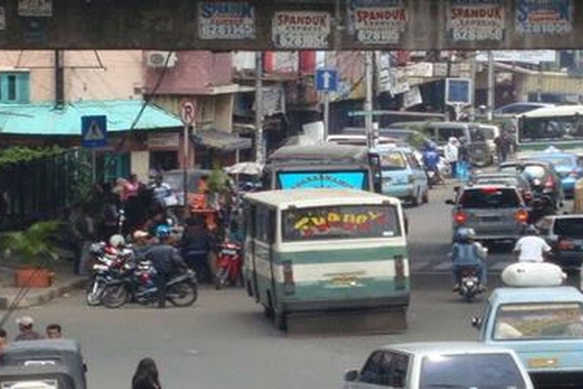 Suasana semrawut di kolong jembatan layang Kampung Melayu, Jatinegara, Jakarta Timur.