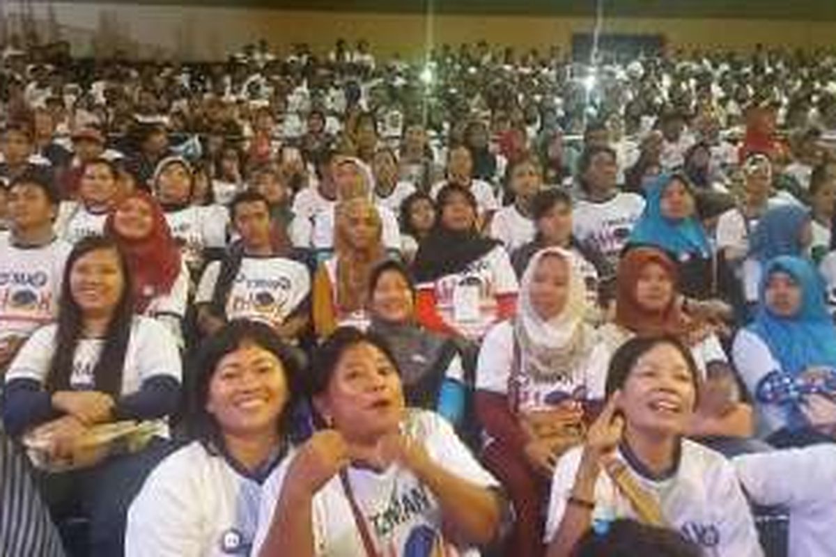 Sejumlah kader Nasdem di DKI yang menghadiri pelantikan dan konsolidasi pengurus Nasdem daerah DKI Jakarta di Istora Senayan, Jakarta, Minggu (20/3/2016). 