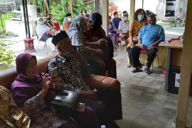 DIVAKSIN—Para veteran dan PWRI menunggu panggilan dari petugas untuk mendapatkan surat keterangan telah divaksin di Rumah Jabatan Dirut RSUD dr. Soediran Mangun Sumarso Wonogiri, Jumat (12/3/2021).
