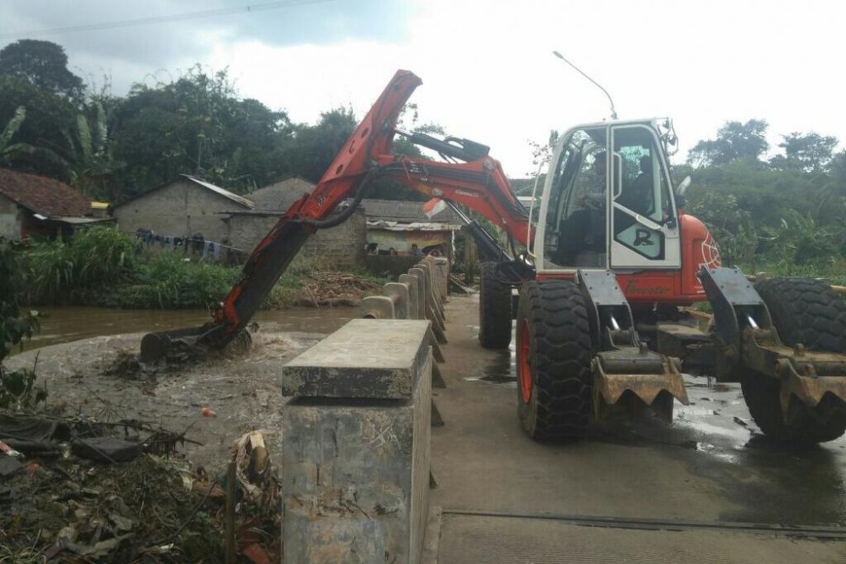 Alat berat sedang melakukan normalisasi Kali Pesanggrahan di Jalan Mawar RT 003 RW 004, Kelurahan Pasir Putih, Kecamatan Sawangan, Depok, Kamis (22/2/2018).