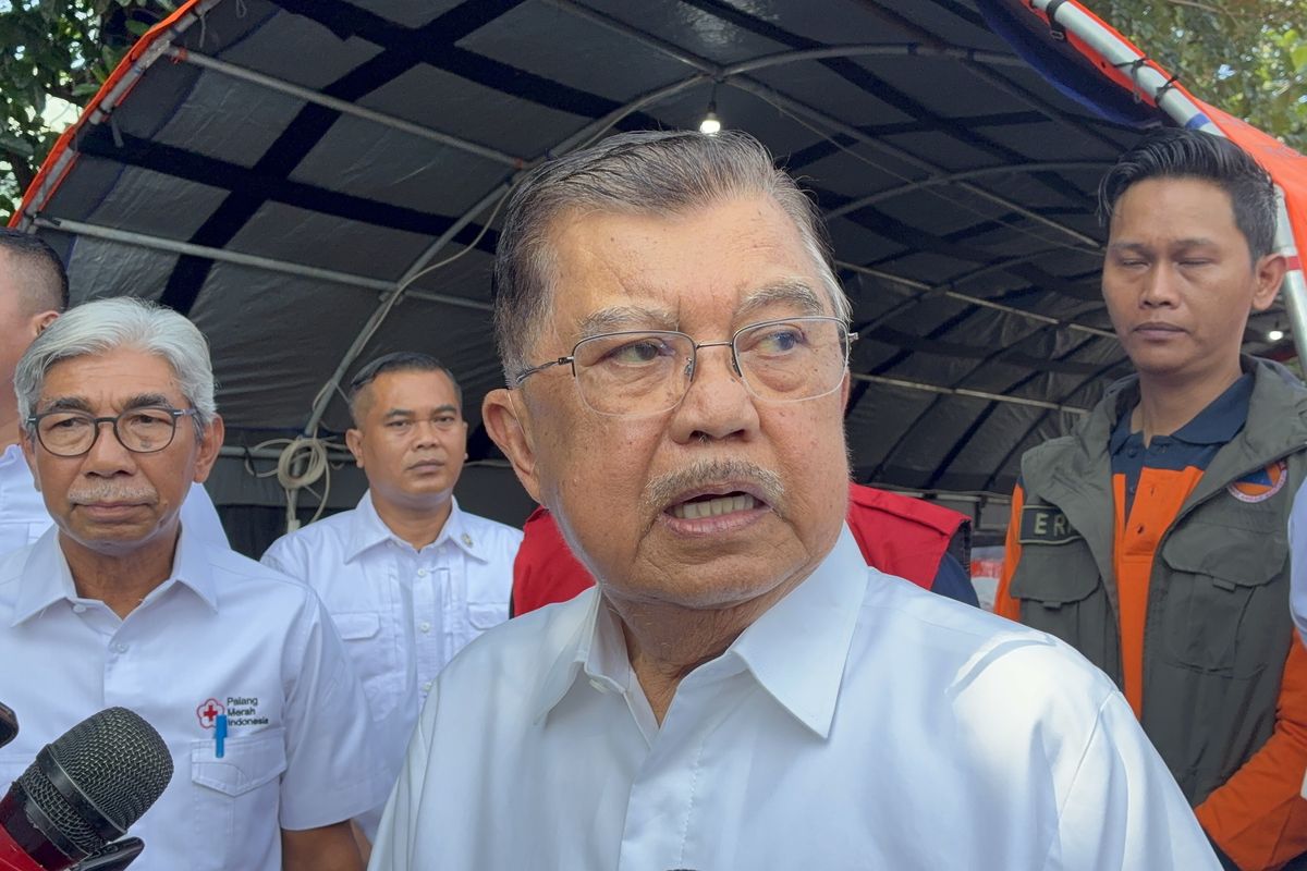 Ketua DMI sekaligus Ketua PMI Jusuf Kalla seusai meninjau gudang logistik PMI di Lanud Halim Perdanakusuma, Jakarta, Senin (1/12/2025).