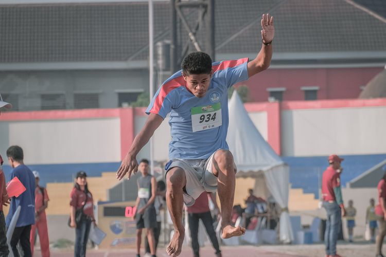 Aksi Petrus Wanda dari SMA Sudirman Kupang yang sukses naik podium juara dari nomor lompat jauh pada Champion SAC Indonesia 2023 Bali-Nusra Qualifiers yang digelar di Stadion Oepoi, Kupang (NTT) 26-28 Oktober 2023.