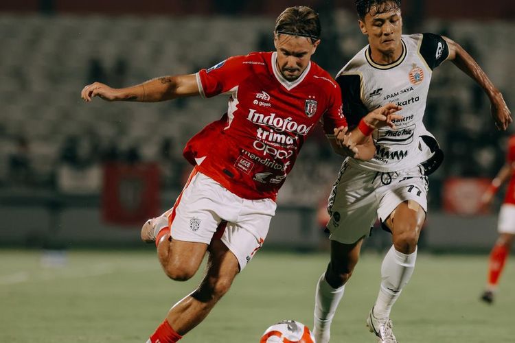 Thijmen Goppel dibayangi Dony Tri Pamungkas dalam partai Super League 2025-2026 Bali United vs Persija di Stadion Kapten I Wayan Dipta, Gianyar, Minggu (15/2/2026).