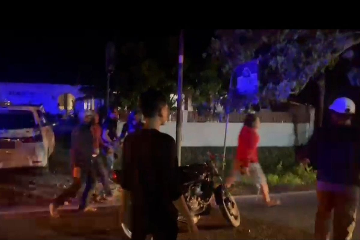 Dua kubu massa pendukung pasangan calon Pilkada Kabupaten Jeneponto, Sulawesi Selatan terlibat bentrok usai saling mengklaim kemenangan. Rabu, (27/11/2024).