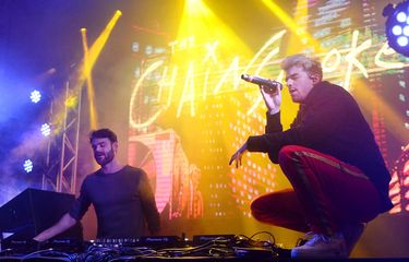 Alex Pall (kiri) dan Andrew Taggart dari The Chainsmokers tampil di panggung Fanatics Super Bowl Partydi di Minneapolis, Minnestoa, pada 3 Februari 2018. 