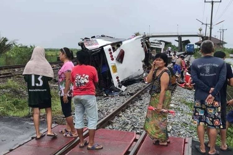 Warga berkerumun setelah terjadi tabrakan antara bus dengan kereta di Thailand pada Minggu (11/10/2020). Setidaknya 20 orang idnyatakan tewas dalam insiden tersebut.