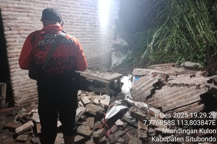 Foto: Peristiwa bencana longsor menimpa rumah milik Mana (60) warga Kampung Sawah, Desa Sumberanyar, Kecamatan Mlandingan, Kabupaten Situbondo Provinsi Jawa Timur. 