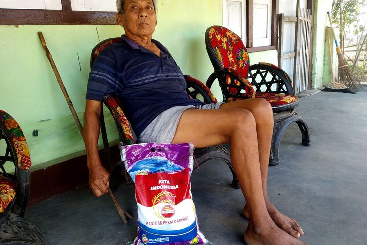 Isnandar, warga Desa Tingal, Kecamatan Garum, Kabupaten Blitar, yang menerima paket bantuan beras 5 kilogram dari pemerintah yang disalurkan melalui Polres Blitar, Rabu (21/7/2021)