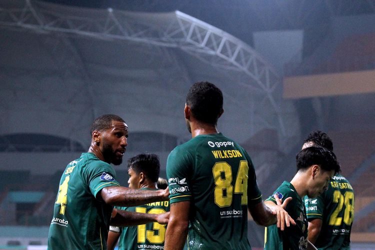 Pemain asing Persebaya Surabaya Alie Sesay saat pertandingan pekan kedua Liga 1 2021-2022 melawan Persikabo 1973 yang berakhir dengan skor 3-1 di Stadion Wibawa Mukti Bekasi, Sabtu (11/9/2021) malam.