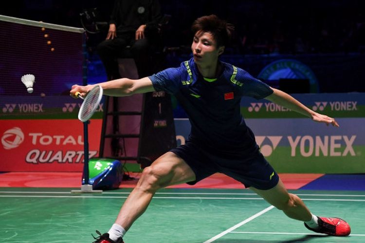 Pebulu tangkis tunggal putra China, Shi Yuqi, mengembalikan kok dari sang lawan, Lin Dan, pada laga final All England Open 2018 yang berlangsung di Birmingham, Inggris, Minggu (18/3/2018). Shi Yuqi terbebas dari hukuman larangan bertanding selama satu tahun dan akan tampil pada Kejuaraan Dunia BWF 2022 di Tokyo, Jepang, Agustus mendatang.