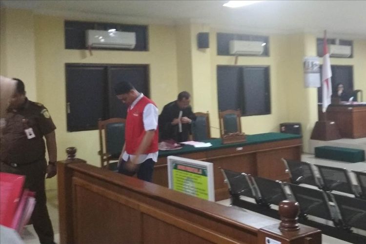 Terdakwa kasus pembunuhan taruna tingkat 1 Akademi Teknik Keselamatan Penerbangan (ATKP) Makassar, Muhammad Rusdi saat keluar dari ruang sidang usai membacakan pleidoinya di Pengadilan Negeri Makassar, Rabu (7/8/2019).