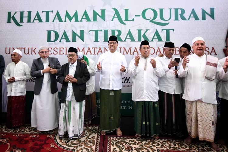 Bacapres Anies Baswedan (tengah) saat mengikuti acara Khataman Alquran dan Tirakat bersama para kyai dan gus di Pondok Pesantren Islam At Tauhid Sidoresmo, Surabaya, Kamis (10/8/2023).