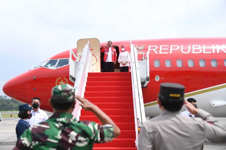 Presiden RI Jokowi mengenakan jaket merah bertemu dengan Gubernur DIY Sri Sultan HB X, Minggu (13/3/2022)