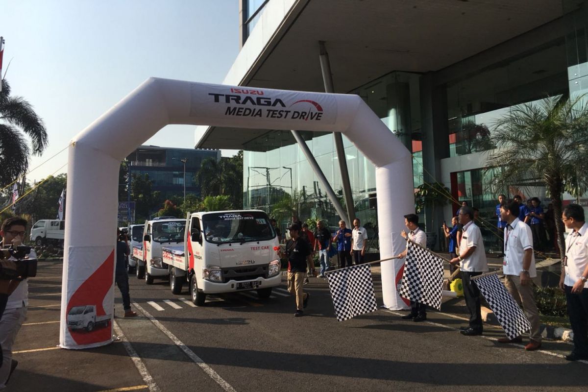 Isuzu Traga pada acara test drive.