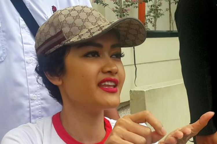 Julia Perez di Rumah Sakit Cipto Mangunkusumo, Salemba, Jakarta Pusat, Sabtu (31/12/2016).