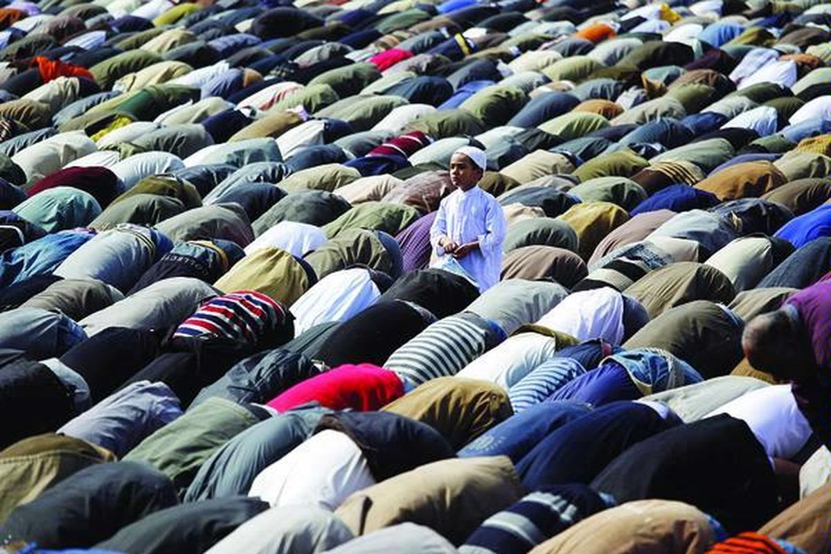 Seorang anak terlihat di antara para pengunjuk rasa yang melakukan shalat Jumat di Alun-alun Tahrir, Kairo, Mesir, Jumat (4/2). Puluhan ribu pengunjuk rasa yang berkumpul di Alun-alun Tahrir melambai-lambaikan bendera Mesir, menyanyikan lagu kebangsaan, dan menuntut Presiden Hosni Mubarak mundur. Mereka bertahan di sana dari pengunjuk rasa pro-Mubarak yang mencoba mengusir mereka. 