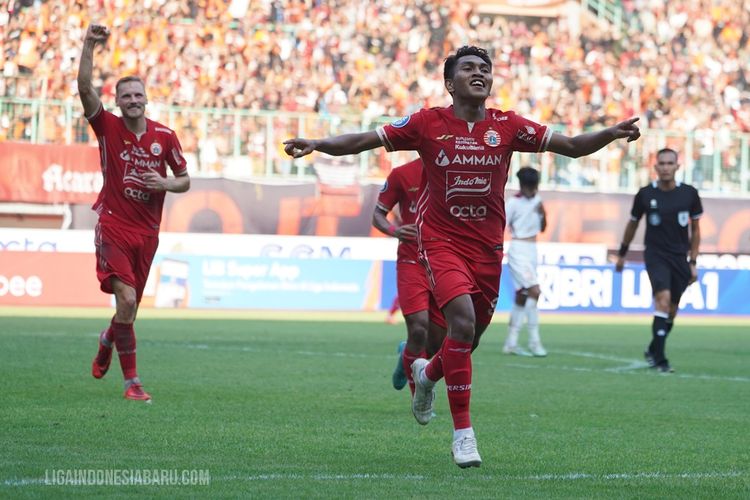Pemain muda Persija Jakarta Frengky Missa selebrasi seusai mencetak gol ke gawang Persis Solo saat pertandingan pekan 2 Liga 1 2022-2023 yang berakhir dengan skor 2-1 di Stadion Patriot Bekasi, Minggu (31/7/2022) sore.