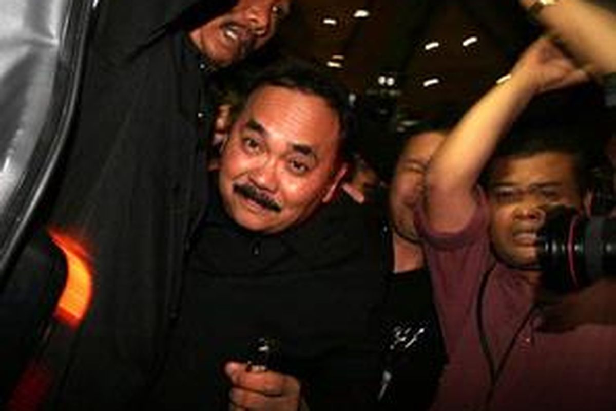 Mantan Anggota DPR RI Komisi XI, Antony Zeidra Abidin yang juga menjabat sebagai Wakil Gubernur Jambi, ditahan Komisi Pemberantasan Korupsi (KPK), Jakarta, Kamis (17/4).